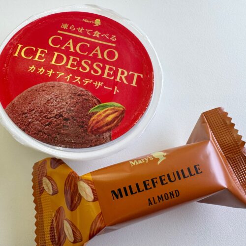 アーモンドミルフィーユと、まるでチョコレートをそのまま凍らせたような「カカオアイスデザート」の組み合わせ