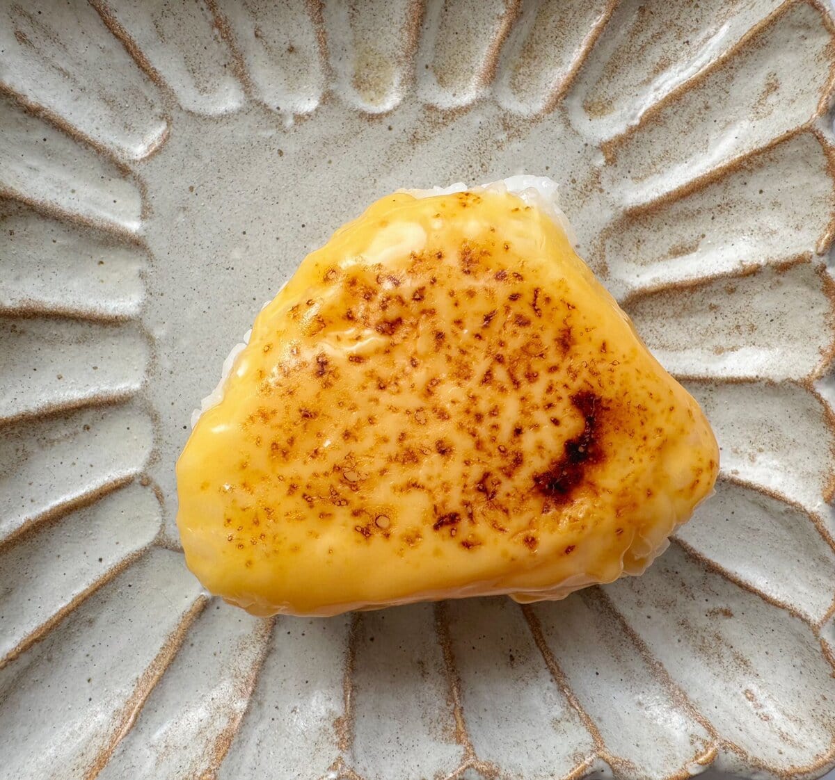 目で味するゥなおにぎり 鬼チーズまみれ

