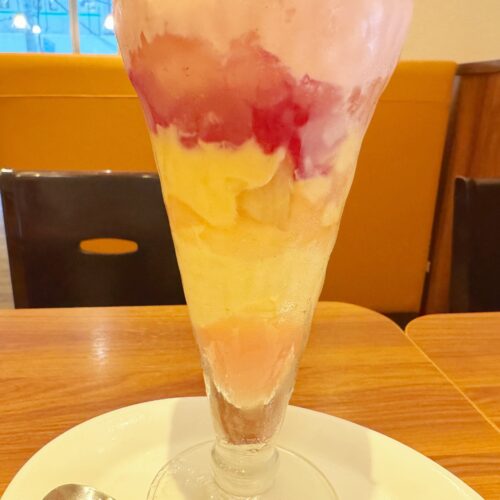 下の層には、ピーチソースや、ナタデココ、カスタードクリームなど、食感や風味の異なる多彩な素材が重なっています