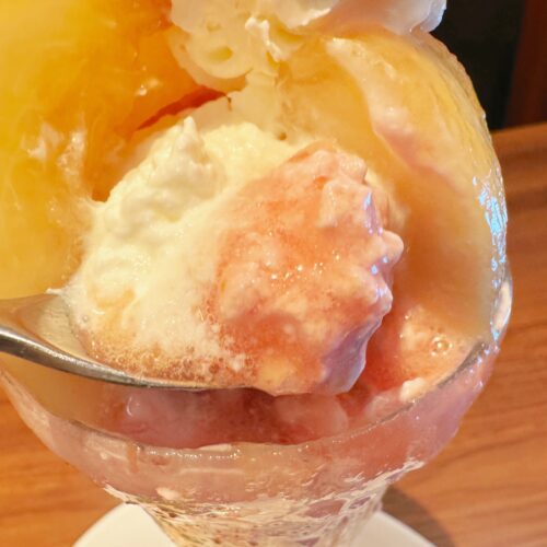 桃の果実を崩しながら、層になったクリームやカスタード、ゼリーなどとあわせて食べ進めていくと、少しずつ変化していく味わいも楽しめます