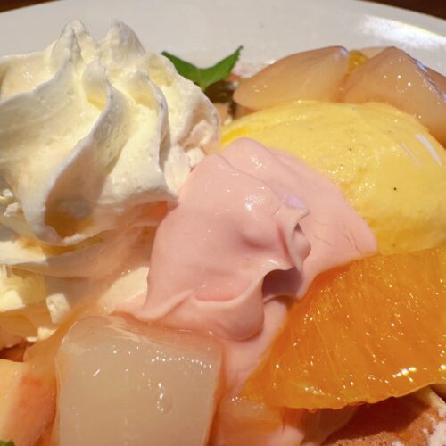 なめらかなホイップクリームや桃クリーム、ピーチソースに絡ませながら食べると、華やかな桃の香りが口いっぱいに広がって幸せな気分に