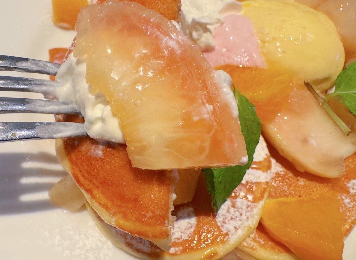 みずみずしく甘い桃とオレンジの爽やかな風味が、パンケーキのやさしい甘さを引き立ててくれます
