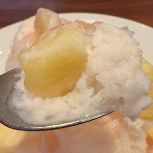 まるで粉雪のように繊細な氷と、とろけるような肉厚の桃果実、そしてミルキーな練乳が三位一体となり、この上なく贅沢な味わいに