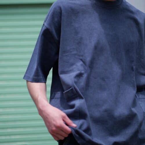 通称“SMOCK T”と呼ばれる両脇下に配したポケットが特徴的なHIGH! STANDARDの定番 T シャツ。