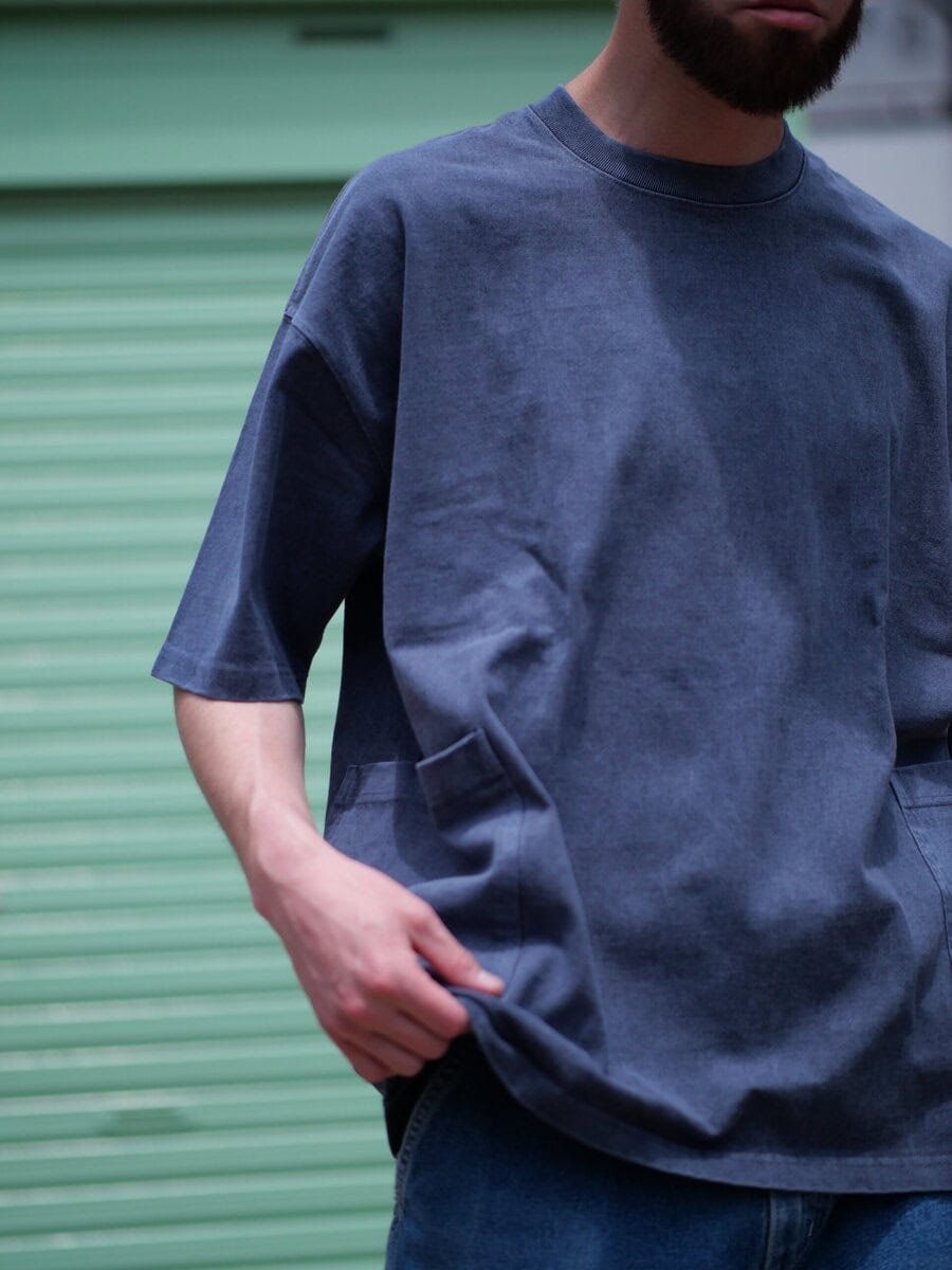 通称“SMOCK T”と呼ばれる両脇下に配したポケットが特徴的なHIGH! STANDARDの定番 T シャツ。
