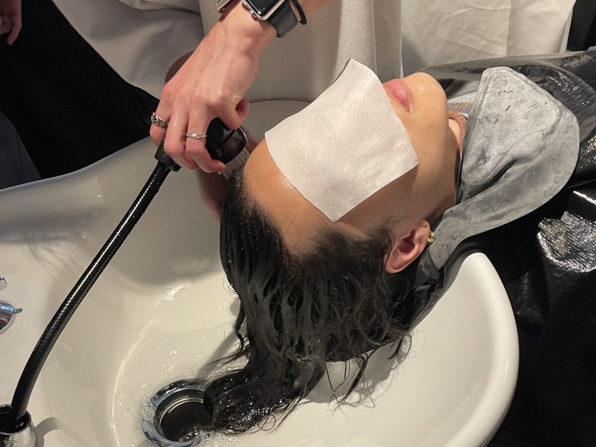 髪型キマらない問題、原因はシャンプーかも？ スカルプDの新作で“根元から変わる”ヘア革命！【人気美容師syn齋藤正太も太鼓判】