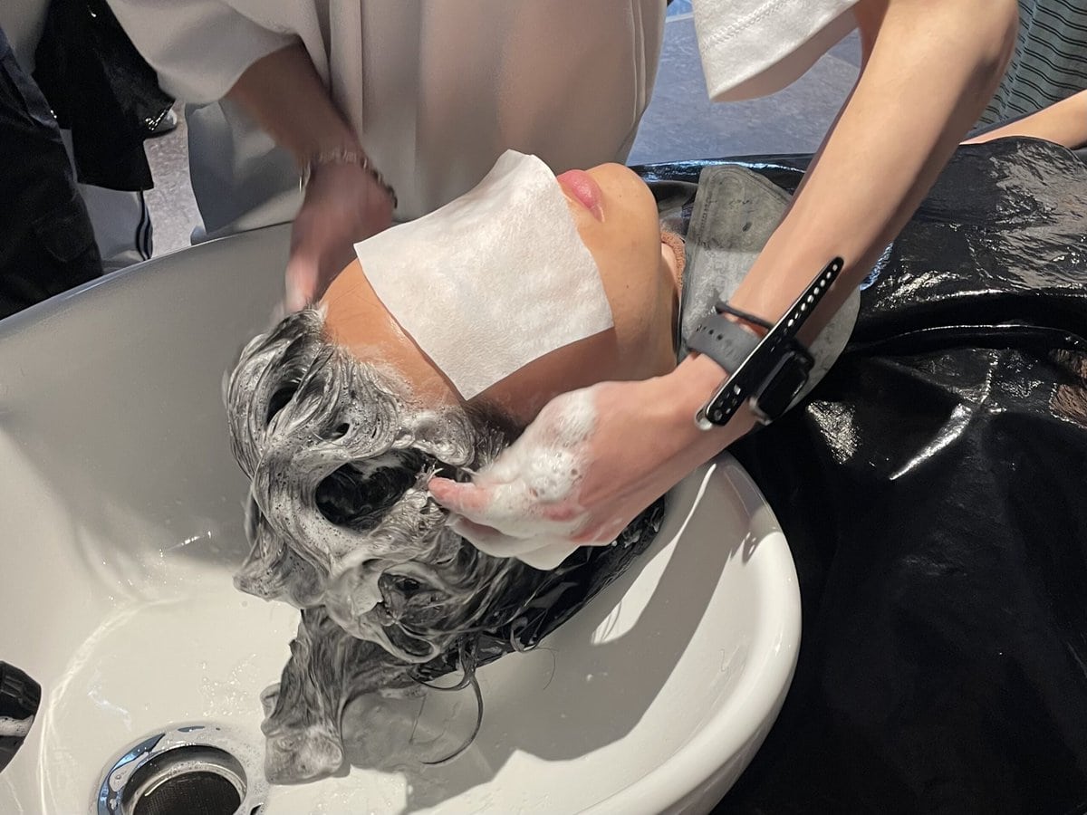髪型キマらない問題、原因はシャンプーかも？ スカルプDの新作で“根元から変わる”ヘア革命！【人気美容師syn齋藤正太も太鼓判】