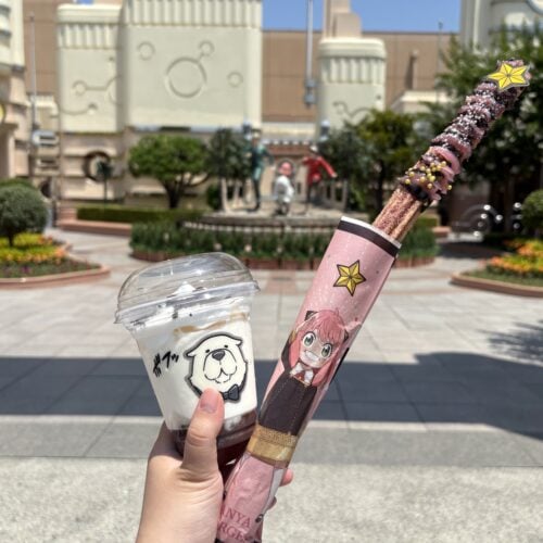 USJ×スパイファミリー　左：ボンドのアイスサンデー～バニラ＆チョコ～　右：ベリーエレガント！！アーニャのステラ・チュリトス～ストロベリー＆ラズベリー味～