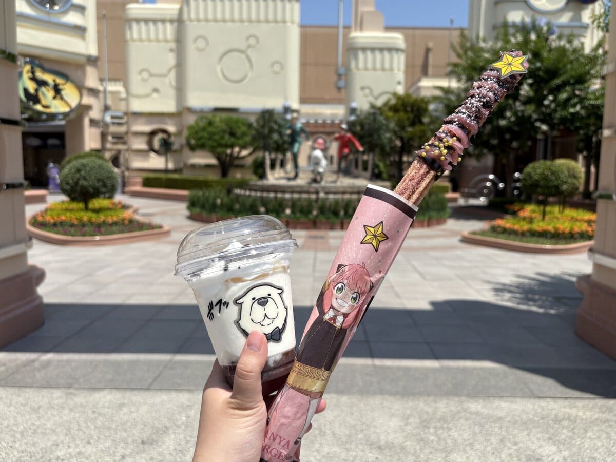 USJ×スパイファミリー　左：ボンドのアイスサンデー～バニラ＆チョコ～　右：ベリーエレガント！！アーニャのステラ・チュリトス～ストロベリー＆ラズベリー味～