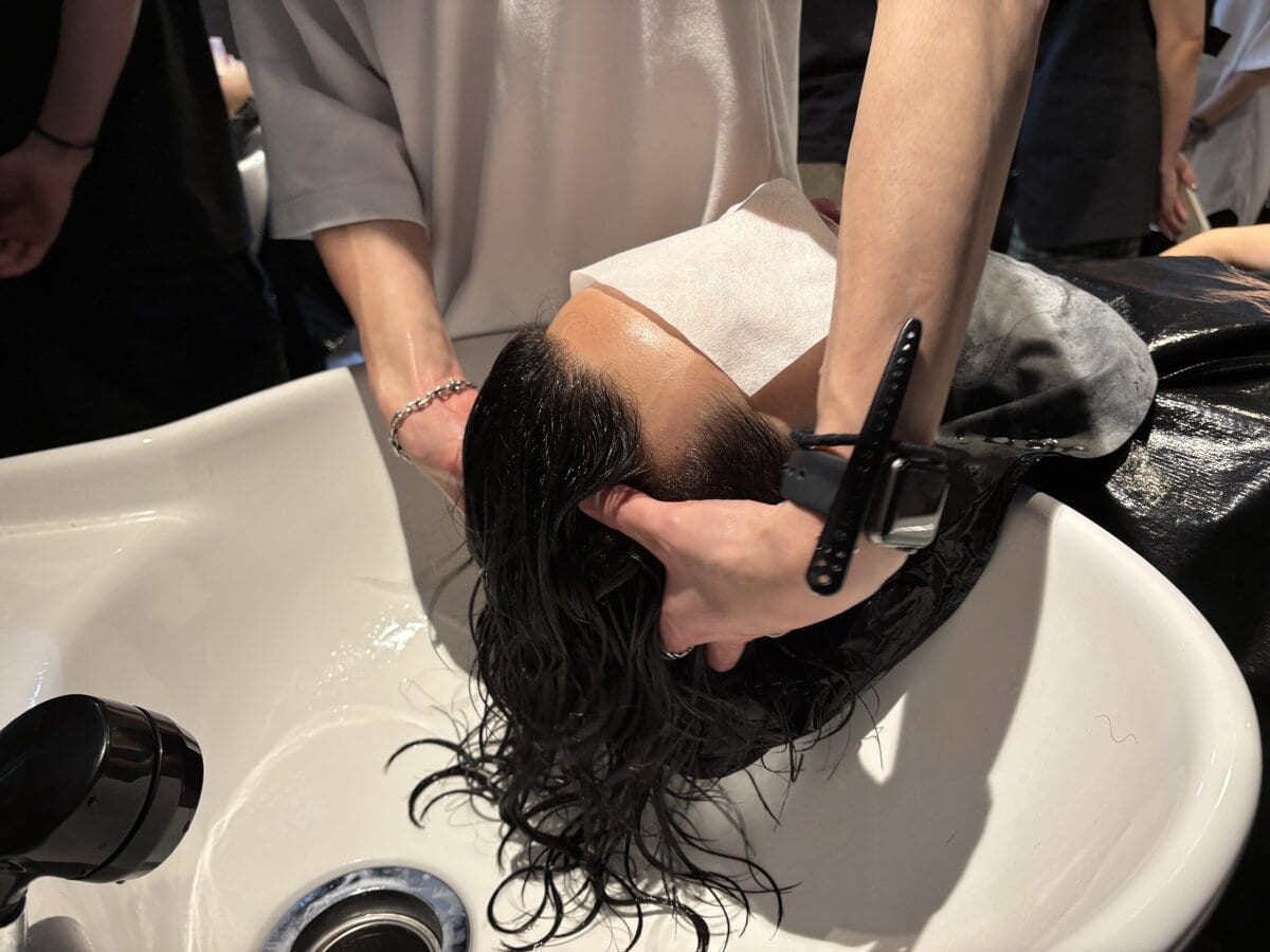 髪型キマらない問題、原因はシャンプーかも？ スカルプDの新作で“根元から変わる”ヘア革命！【人気美容師syn齋藤正太も太鼓判】