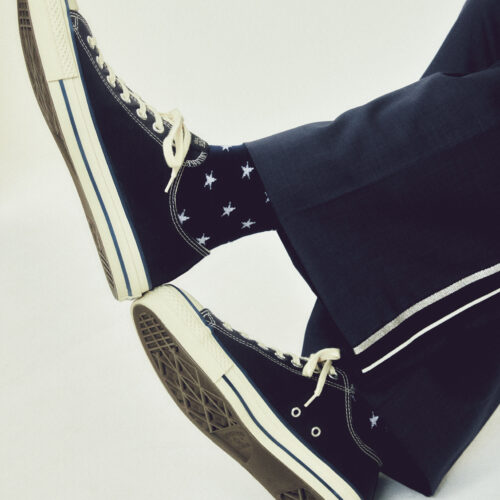 MADE IN JAPANの定番モデル「ALL STAR J」に、CONVERSE TOKYOらしい感性をプラス。10年の感謝を込めて、「10年後も履きたくなる一足を」という思いから、時代に左右されない“定番”という観点からピックアップ。