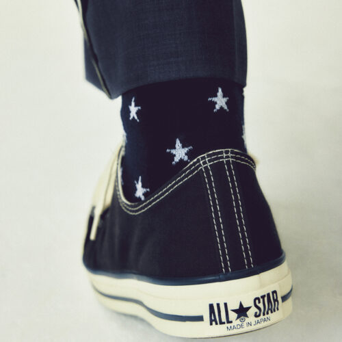 カラーには、CONVERSE TOKYOのアイコンともいえるネイビーをセレクト。流行に左右されない深みのある色合いが、スタイリング の幅を広げながら、ブランドの芯を表現している。