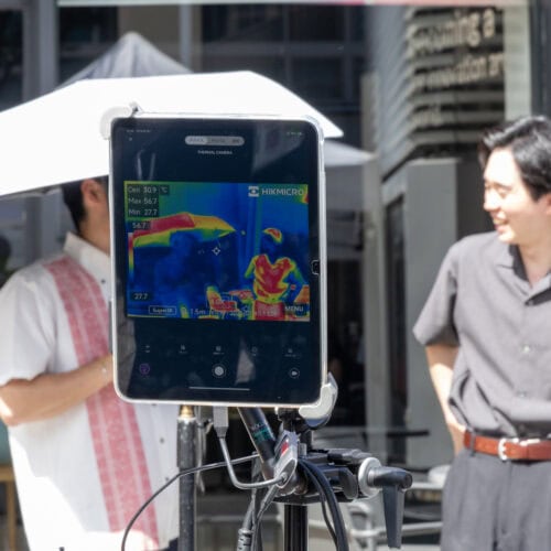 サーモグラフィーでみても日傘を差している人の体感温度が下がっているのがわかります
