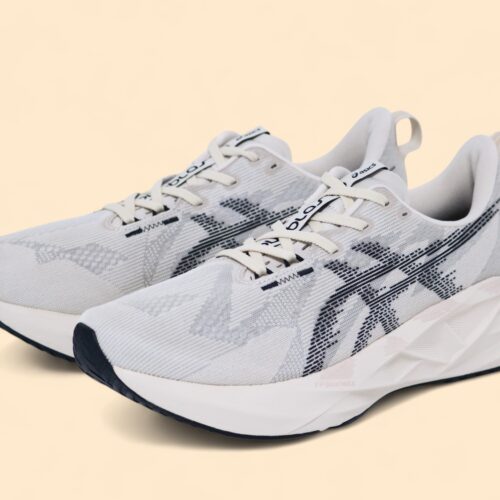 アシックスの「ノヴァブラスト5」¥16,500