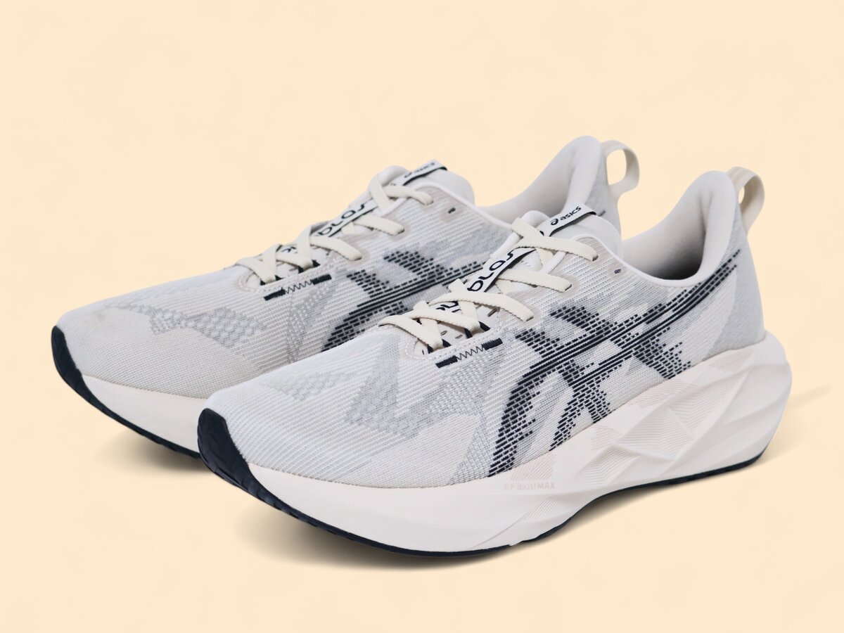 アシックスの「ノヴァブラスト5」¥16,500