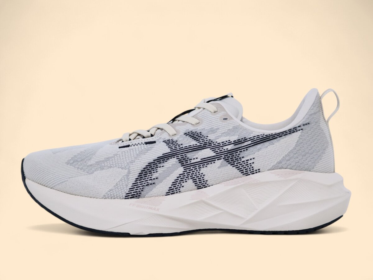 アシックスの「ノヴァブラスト5」¥16,500