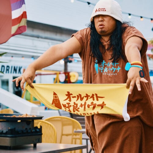 屋上ではお肉を焼きながら、バーベキューロウリュウ。パイル地ポンチョでリラックス。