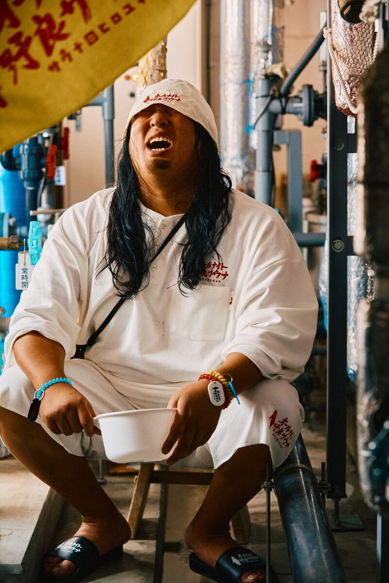 いわゆるサウナ室ではなく、ボイラー室の熱気で“野良サウナ”。人気熱波士マイティ―が発する熱波で汗が噴き出る。