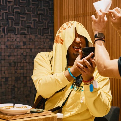 ボイラー室で野良サウナした後は、お食事処で牛乳を飲みながら“かたづける” 。カレーやみそ汁の湯気でロウリュウするのも楽しみの一つ。