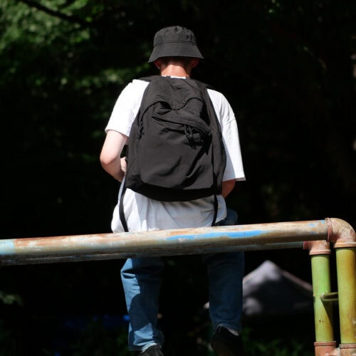 普遍的なシルエットに大容量を備えた「DELUXE PACK」は、 “究極のシンプルバックパック”として、日常から旅行まで幅広いシーンで活躍する。ぜひともコーディネイトに取り入れていただきたい。