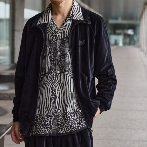 ブランドアイコンでもある蝶の刺繍ロゴはボディと同じブラックに。素材にはストレッチ性と耐久性に優れた従来のポリエステルジャージーではなく、コットン/ポリエステルの光沢感あるベロア素材を採⽤した。