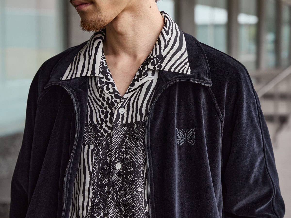 NEEDLES（ニードルズ）×ARKnets（アークネッツ）の最新作は、削ぎ落とし艶やかになったTrack Jacket & H.D. Track Pantがリリースする。サイドラインテープを無くした上品なベロアセットアップだ。