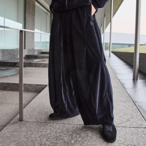 ワイドなシルエットが魅⼒的なH.D.タイプのトラックパンツ。ウエストと裾のダーツ処理によって⽣まれるフロントが⼤きく膨らんだ⽴体的シルエットは唯⼀無⼆の存在感を放つ。