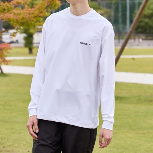 25SSの別注TシャツをベースにしたL/Sバージョンは、ビッグロゴを前作同様背⾯に配置。モダンな仕上がりの⼀着はブラック、ホワイト、ダークカーキの3カラーに加え、今季はL/Sとのセットコーディネートにもオススメなロゴ⼊りキャップも展開する。