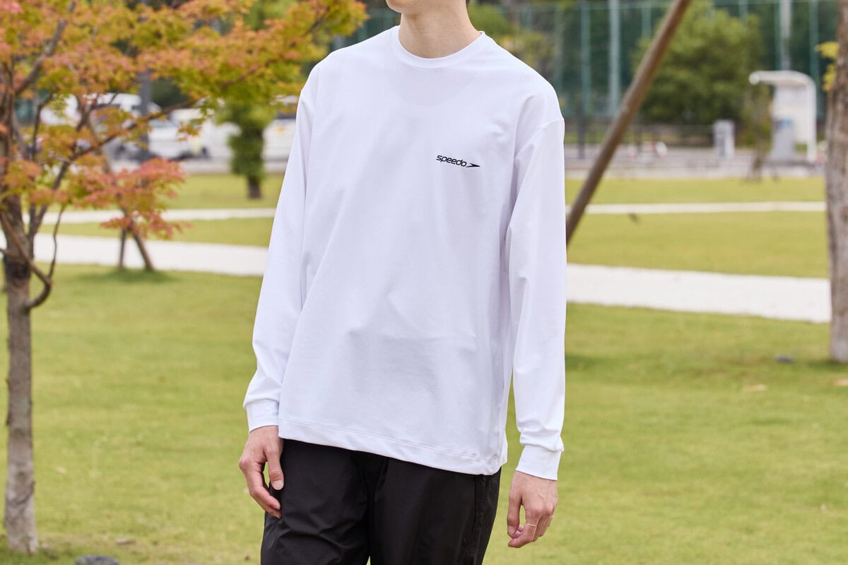 25SSの別注TシャツをベースにしたL/Sバージョンは、ビッグロゴを前作同様背⾯に配置。モダンな仕上がりの⼀着はブラック、ホワイト、ダークカーキの3カラーに加え、今季はL/Sとのセットコーディネートにもオススメなロゴ⼊りキャップも展開する。