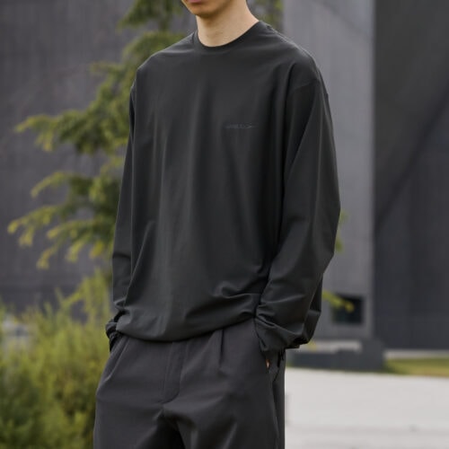 ⻑年のスイムウエア開発で培った技術を応⽤したラッシュガードTシャツをベースに、⽮印の⽮のようなデザインのシンボリックなブランドロゴを⼤きくプリントした特別モデル。背中に⼤きく配置したビッグロゴがインパクトを与える。