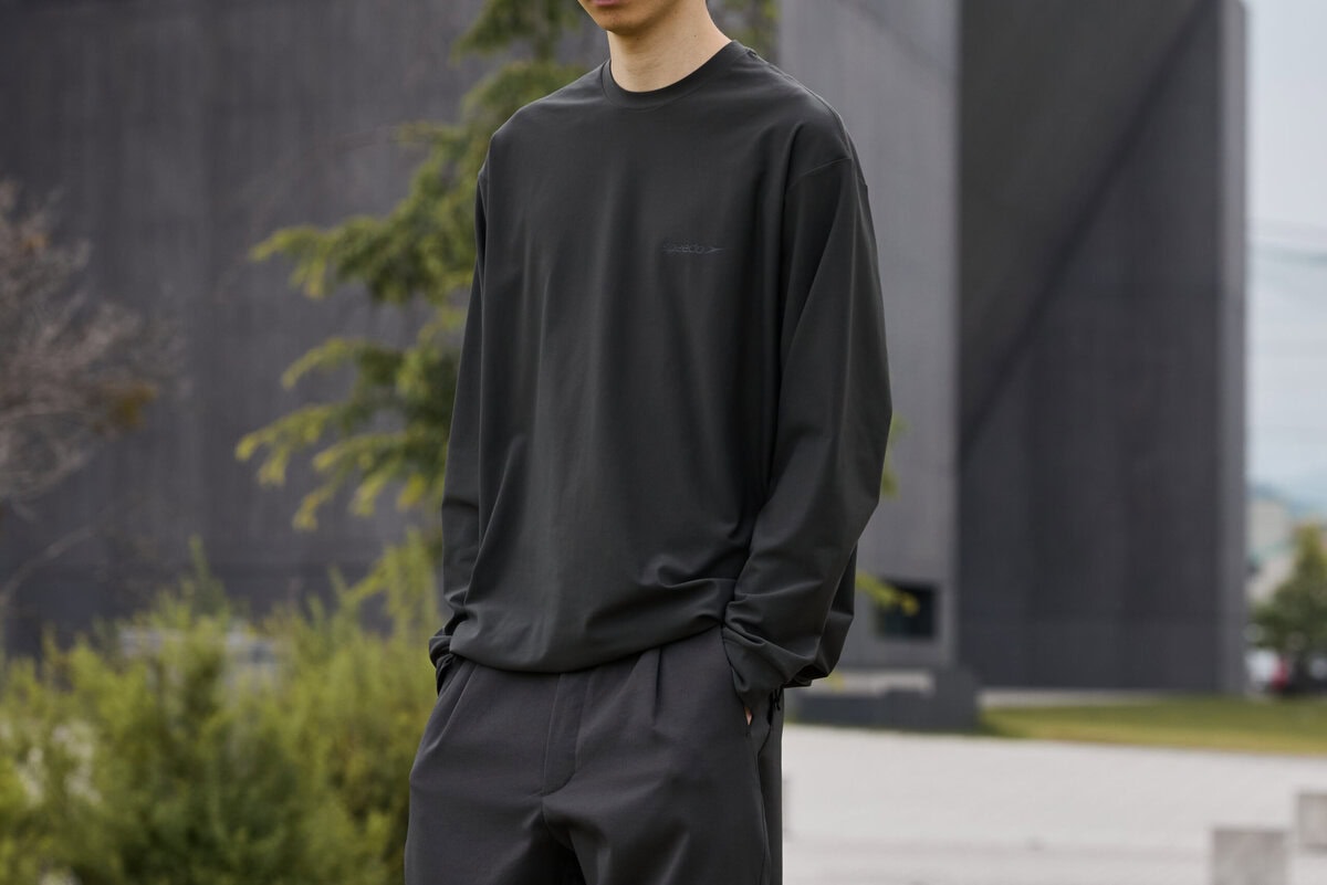 ⻑年のスイムウエア開発で培った技術を応⽤したラッシュガードTシャツをベースに、⽮印の⽮のようなデザインのシンボリックなブランドロゴを⼤きくプリントした特別モデル。背中に⼤きく配置したビッグロゴがインパクトを与える。