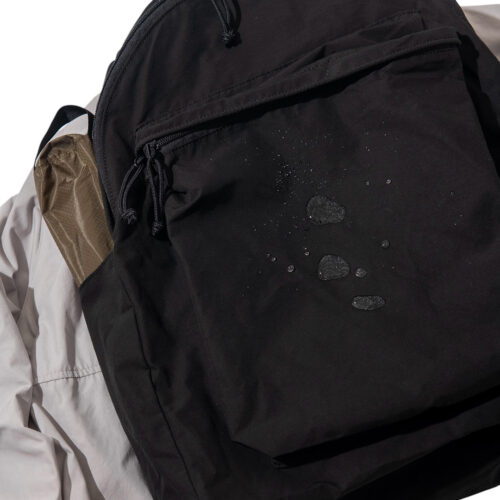素材はMT.RAINIER DESIGNを代表する素材「60/40（ロクヨン）クロス」を採用。 横糸にコットン 60%、縦糸にナイロン 40%を組み合わせた独自の織りは、雨に濡れ るとコットンが膨張し、ナイロンの撥水性と相まって水を弾く特性を発揮する。 完全防水ではないものの、日常の雨には十分対応。さらに経年変化による豊かな風合 いや、大容量でありながら軽量性を兼ね備えている点も特長だ。