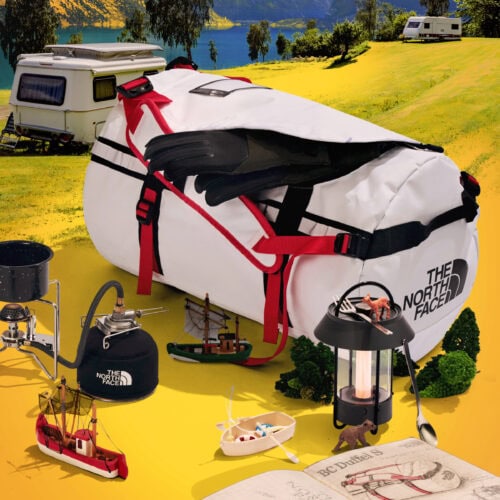 44L容量のSサイズ小型ダッフルバッグは、ショルダーハーネスをより背負いやすく、そして荷物収納の利便性を追求。メイン素材は、環境に配慮した 1000 デニールのリサイクルポリエステルに、TPE ファブリックラミネートを施した高強度の生地を採用。濡れや汚れに強い TPE ファブリックラミネート素材は、重量のある登攀ギアや不揃いな荷物なども気兼ねなく収納できる高い耐摩耗性が特長となっている。