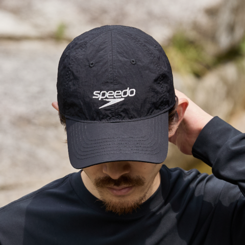 街でもプールでも最強…Speedo×ARKnetsの別注トップス&キャップが夏と秋のUV対策に効く
