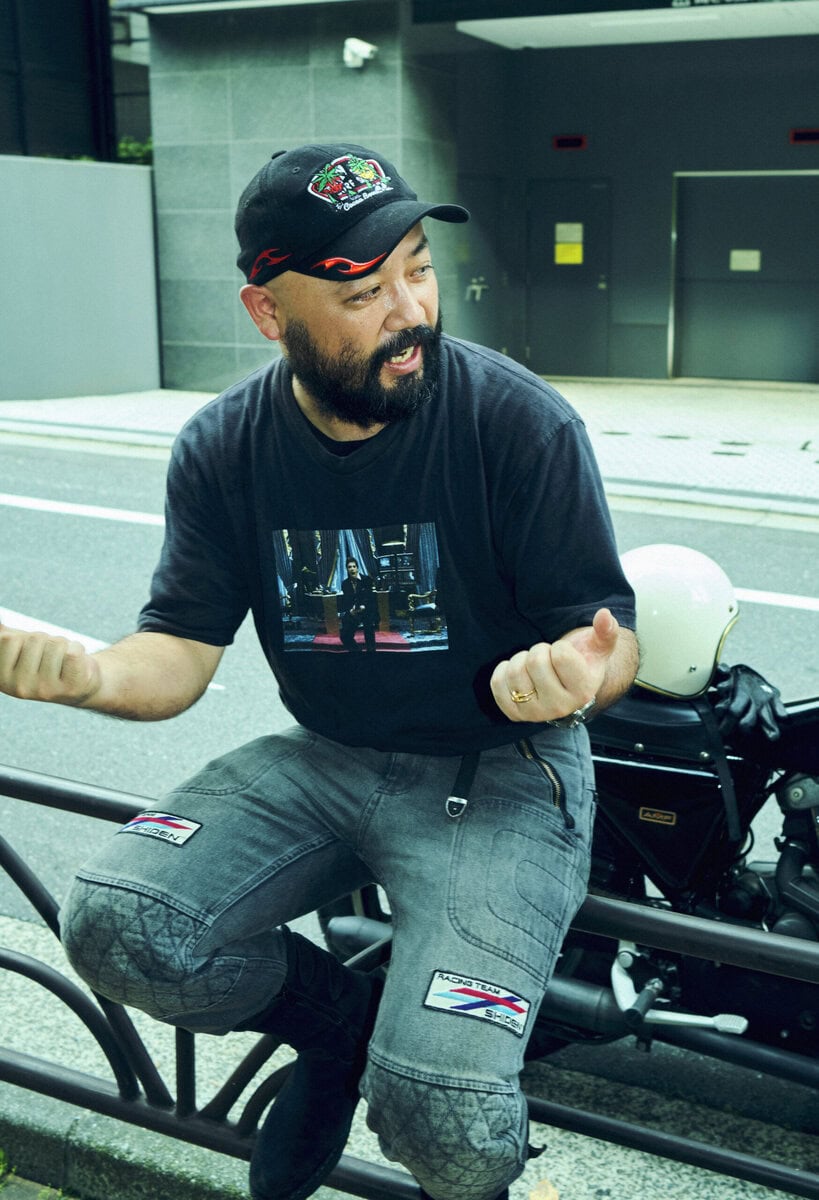 バイクトークに花を咲かせる服部昌孝
