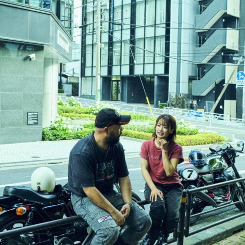 バイクトークに花を咲かせる服部昌孝と平嶋夏海