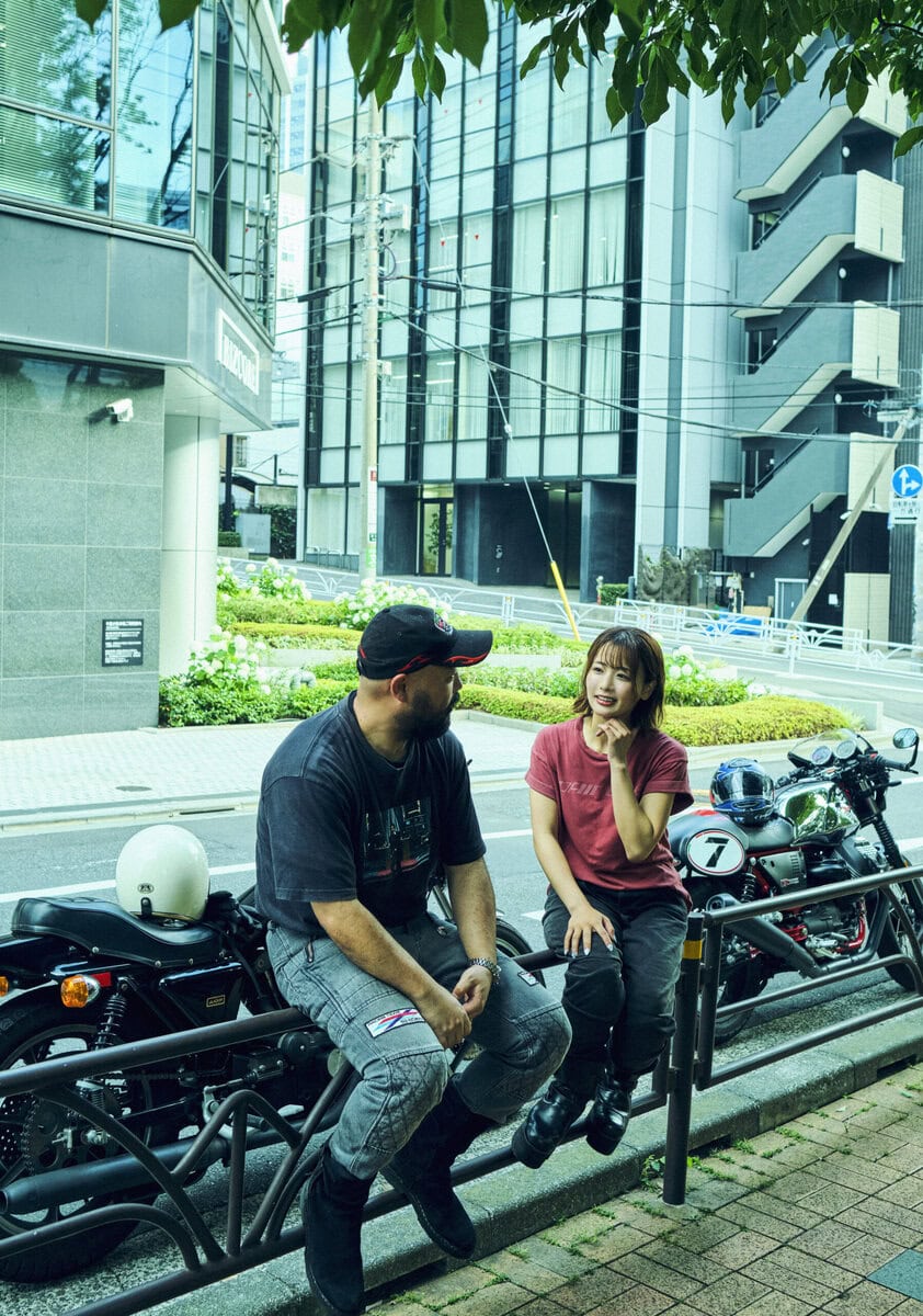 バイクトークに花を咲かせる服部昌孝と平嶋夏海