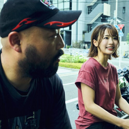 バイクトークに花を咲かせる服部昌孝と平嶋夏海