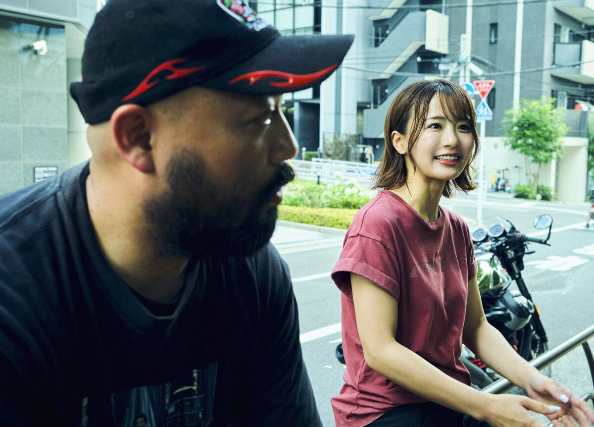 バイクトークに花を咲かせる服部昌孝と平嶋夏海