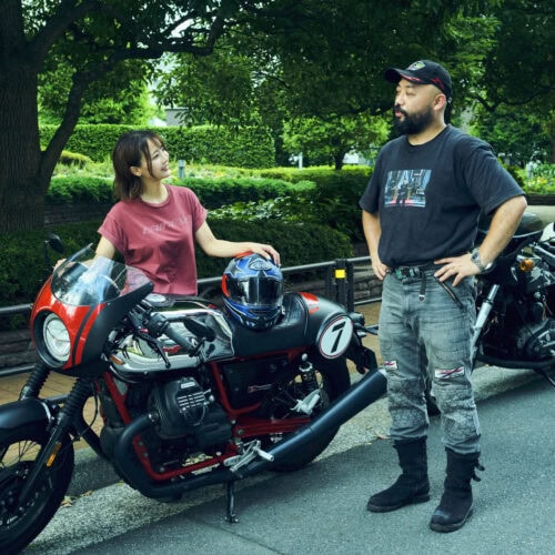 バイクトークに花を咲かせる服部昌孝と平嶋夏海