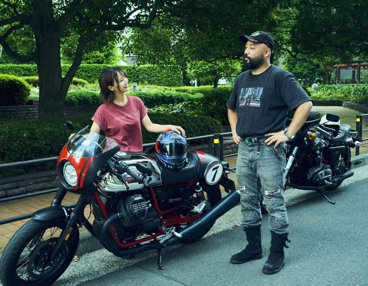 バイクトークに花を咲かせる服部昌孝と平嶋夏海