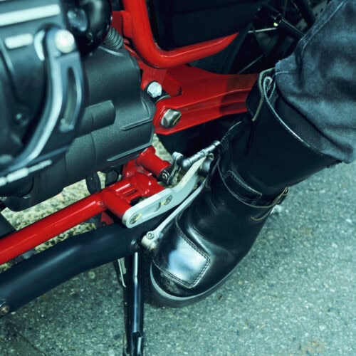 平嶋夏海さんの愛車はモト・グッツィ（MOTO GUZZI）の「V7 IIIレーサー」