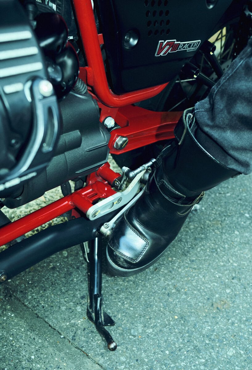 平嶋夏海さんの愛車はモト・グッツィ（MOTO GUZZI）の「V7 IIIレーサー」