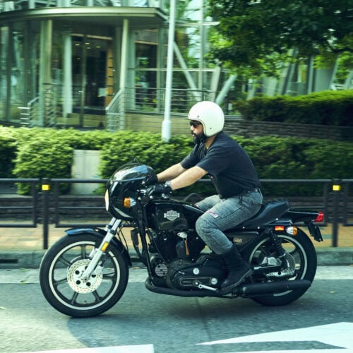 愛車にまたがる服部昌孝
