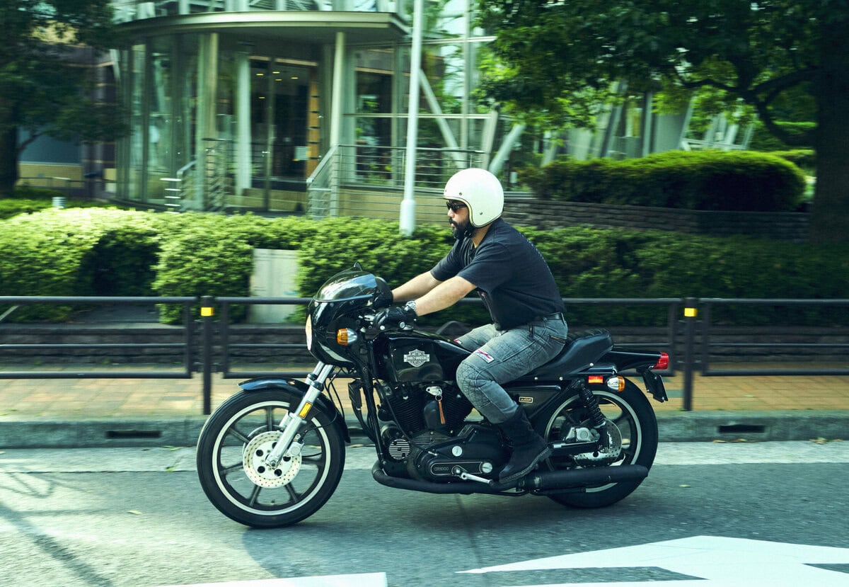 愛車にまたがる服部昌孝
