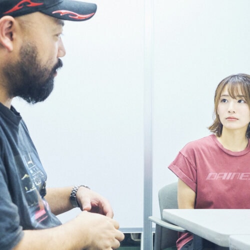 バイクトークに花を咲かせる服部昌孝と平嶋夏海