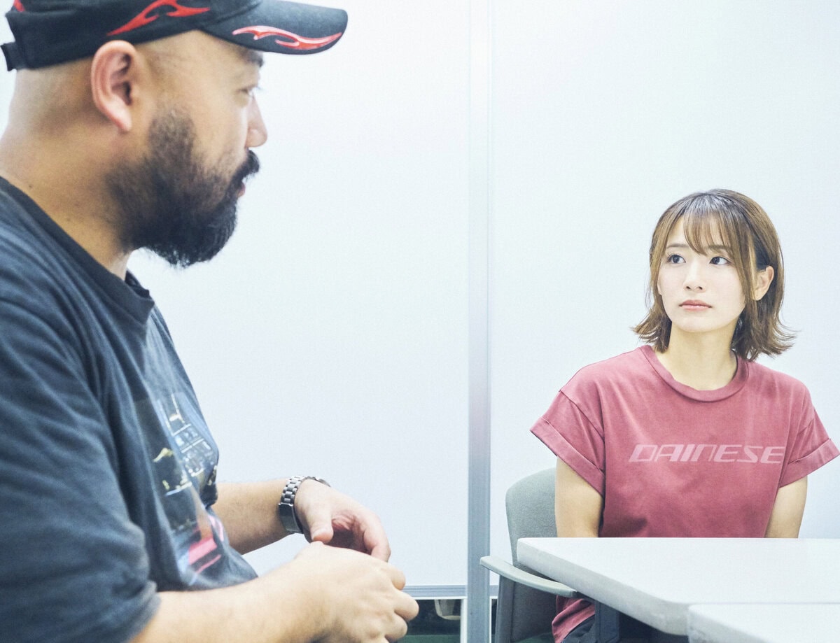 バイクトークに花を咲かせる服部昌孝と平嶋夏海