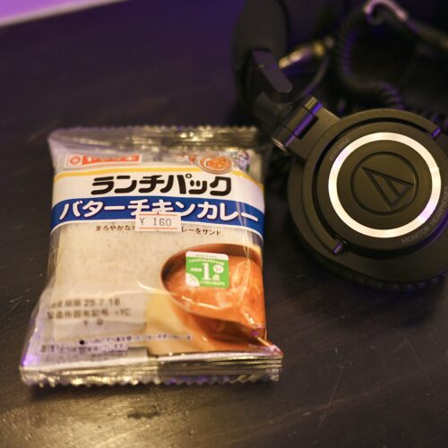 腹ごしらえはコンビニの食料で可能なのも、レコードコンビニのDJ教室ならでは