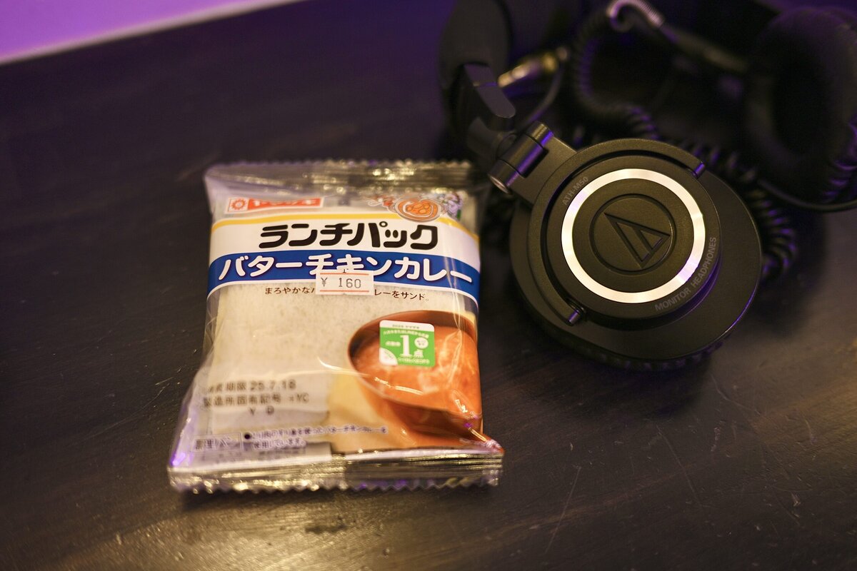 腹ごしらえはコンビニの食料で可能なのも、レコードコンビニのDJ教室ならでは