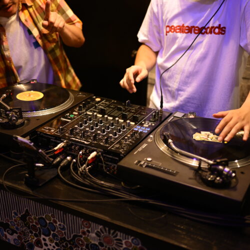 レコードDJでは「基礎の基礎」とも言えるこの動きを、先生の指導のもと何度も練習できるのもポイント